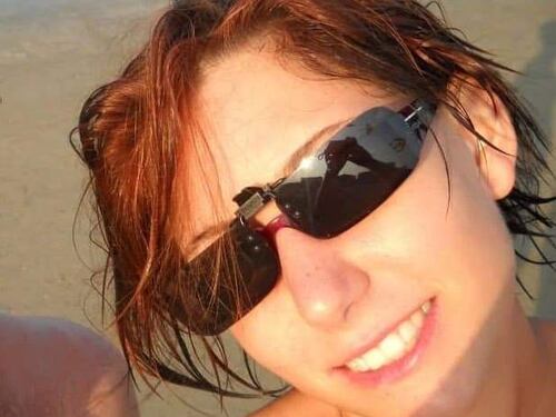 La pista dello stalker dietro l'omicidio di Sharon. Il dettaglio che fa pensare all'agguato