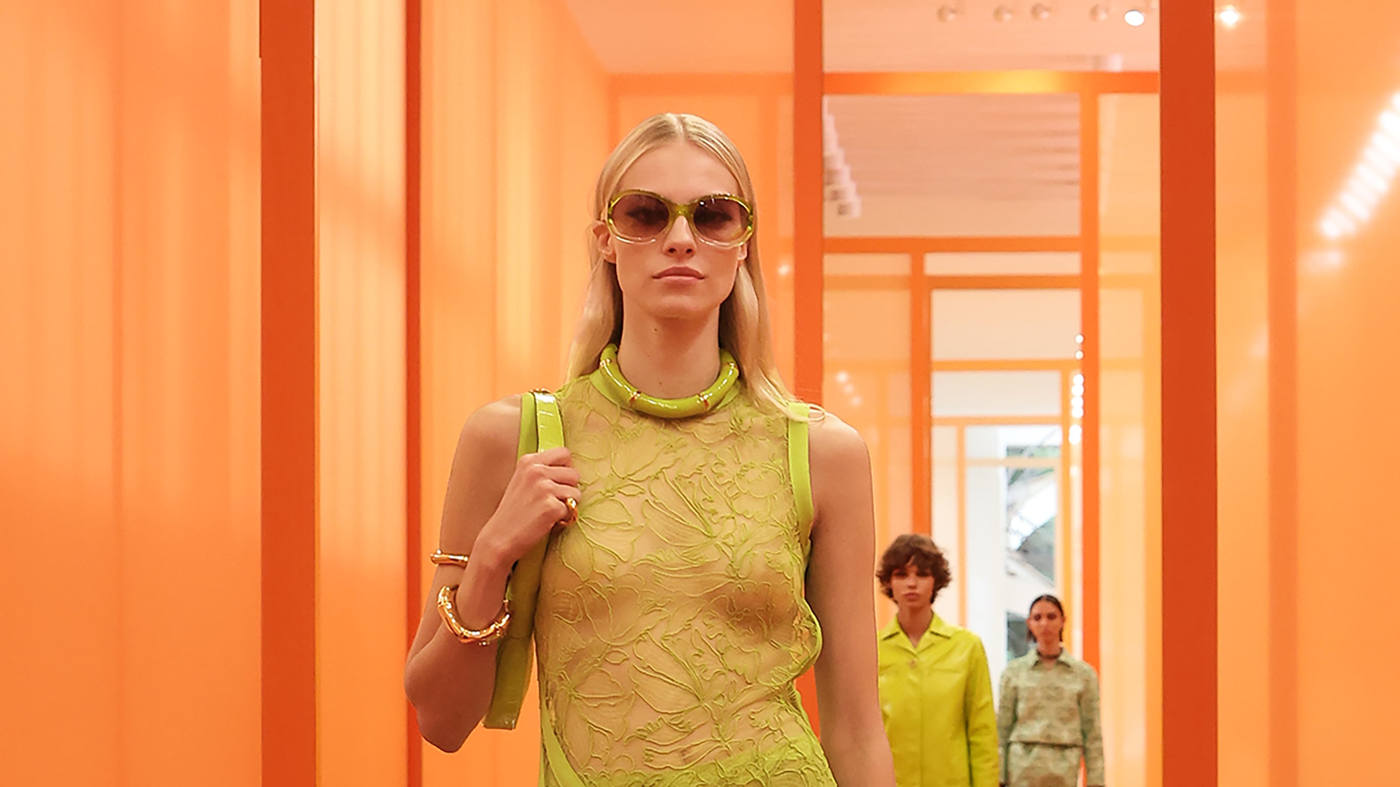 Femminilità e paradossi da Elisabetta Franchi. Gucci racconta la "casual grandeur"