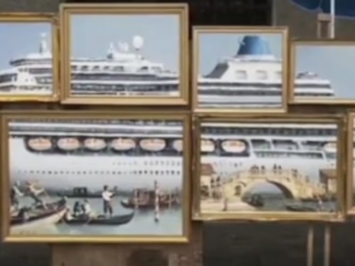 La Biennale di Venezia non lo invita e Bansky espone in piazza San Marco. Ma i vigili lo cacciano via