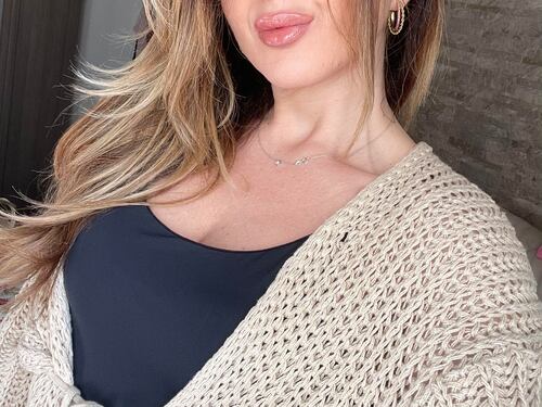 Giudice condanna l’influencer: stop alle foto social con la figlia