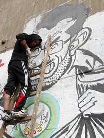 Egitto, graffiti contro Morsi 5