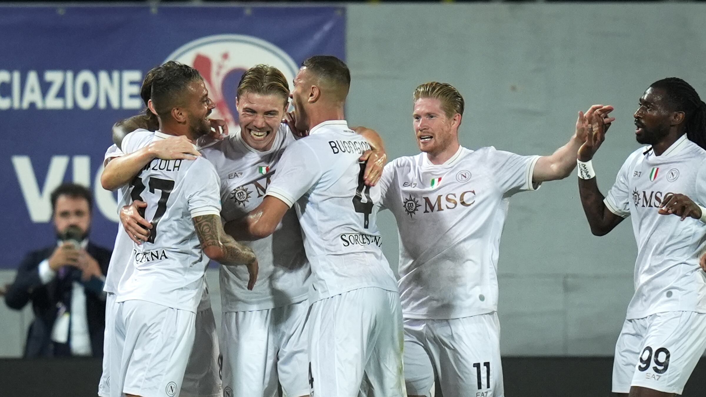Il Napoli risponde alla Juve e cala il tris alla Fiorentina. Azzurri in testa a punteggio pieno