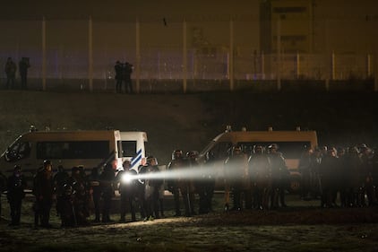 A Calais scoppia la rivolta nella "giungla" 5
