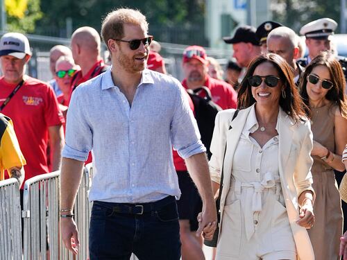 “In una posizione difficile”. Harry e Meghan accetteranno l’invito di Carlo a Balmoral?