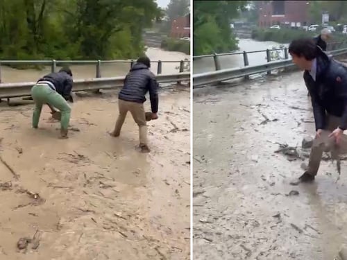 Straripa il fiume Idice: il viceministro Bignami sul posto aiuta a liberare la strada dai detriti