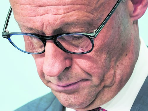 Merz barcolla ma non molla: “Resto per salvare la democrazia”