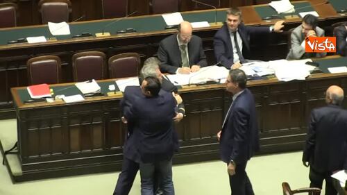 Dl Genova, rissa sfiorata alla Camera 4