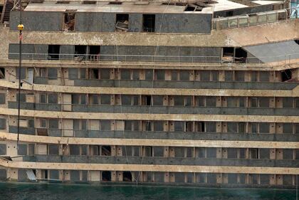 La fiancata danneggiata della nave da crociera 6
