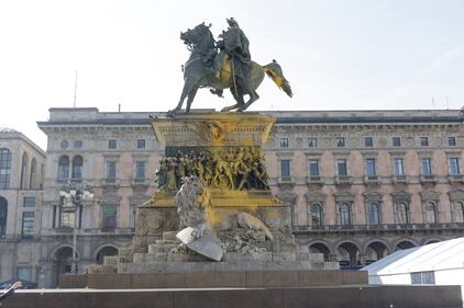 Vandalizzato il monumento equestre di piazza del Duomo 8