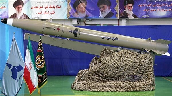 L'Iran svela il nuovo missile balistico a corto raggio