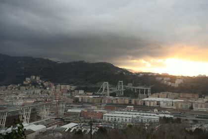 Ponte Morandi, le immagini della demolizione della trave tampone 2
