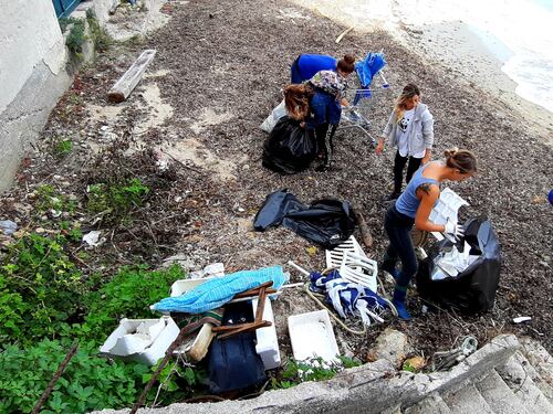A Santa Flavia c'è una spiaggia piena di plastica