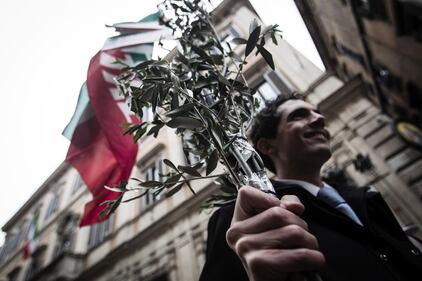 Blitz delle forze dell'ordine: rimosso lo striscione "È colpo di Stato" 3