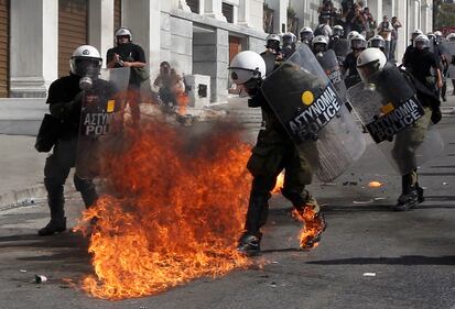 Grecia, un morto negli scontri 6