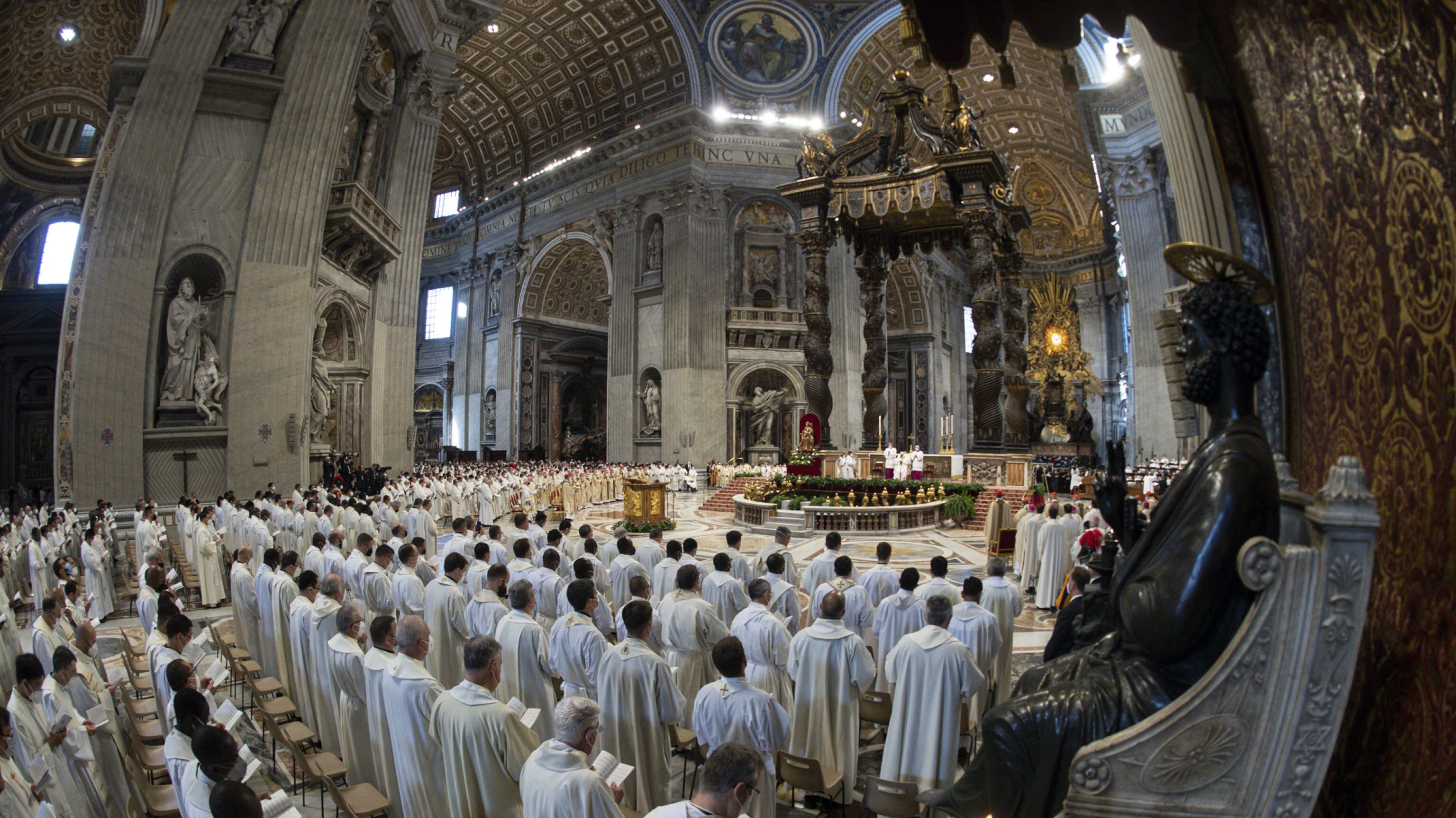Il Vaticano sfiducia i vescovi sulla messa in latino. Ma cresce il malcontento
