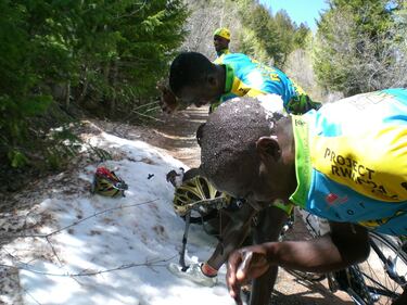 Allenamento con sorpresa: i ciclisti del Ruanda vedono per la prima volta la neve 2