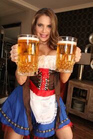 La coniglietta di Playboy festeggia il giorno della birra 11