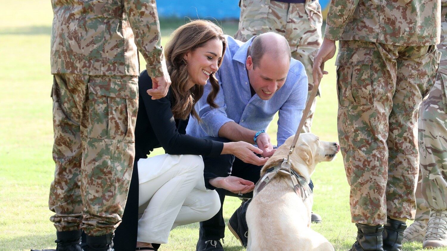 William e Kate fanno il pieno di coccole con i cani anti-mine dell'Army Center pakistano