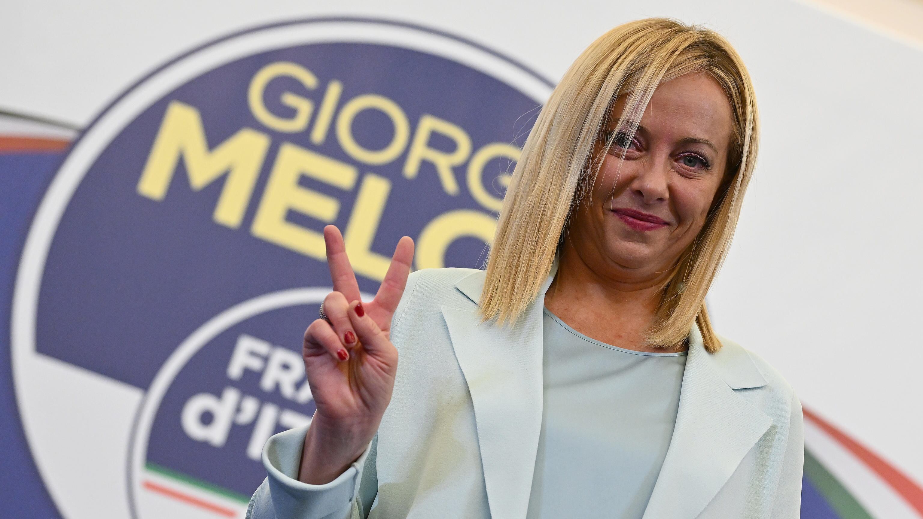 Centrodestra boom avanti di 18 punti. L'affluenza crolla: il 36% non vota. Si decide al Sud