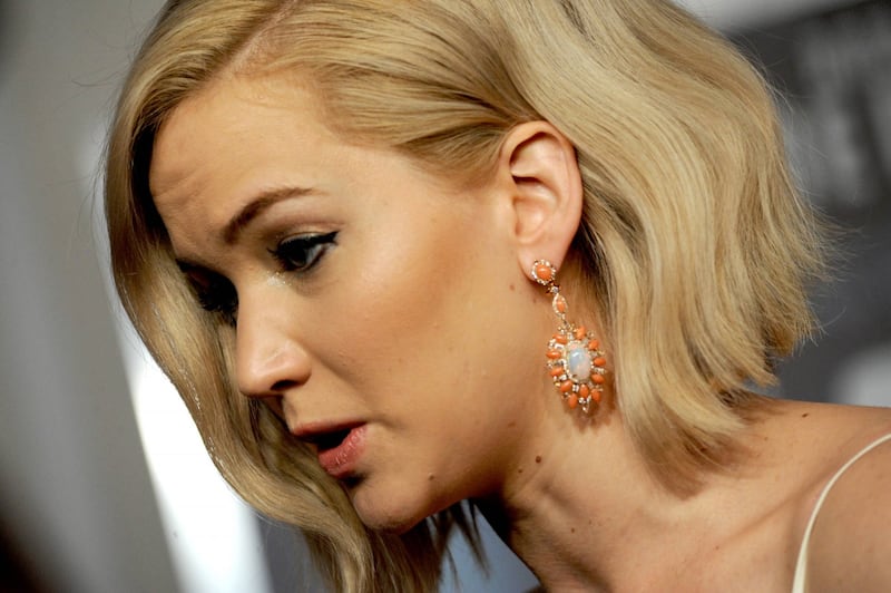 Jennifer Lawrence senza reggiseno alla première di Joy 22