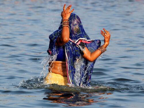 L'India celebra vita e sole nella festa di Chhat Puja