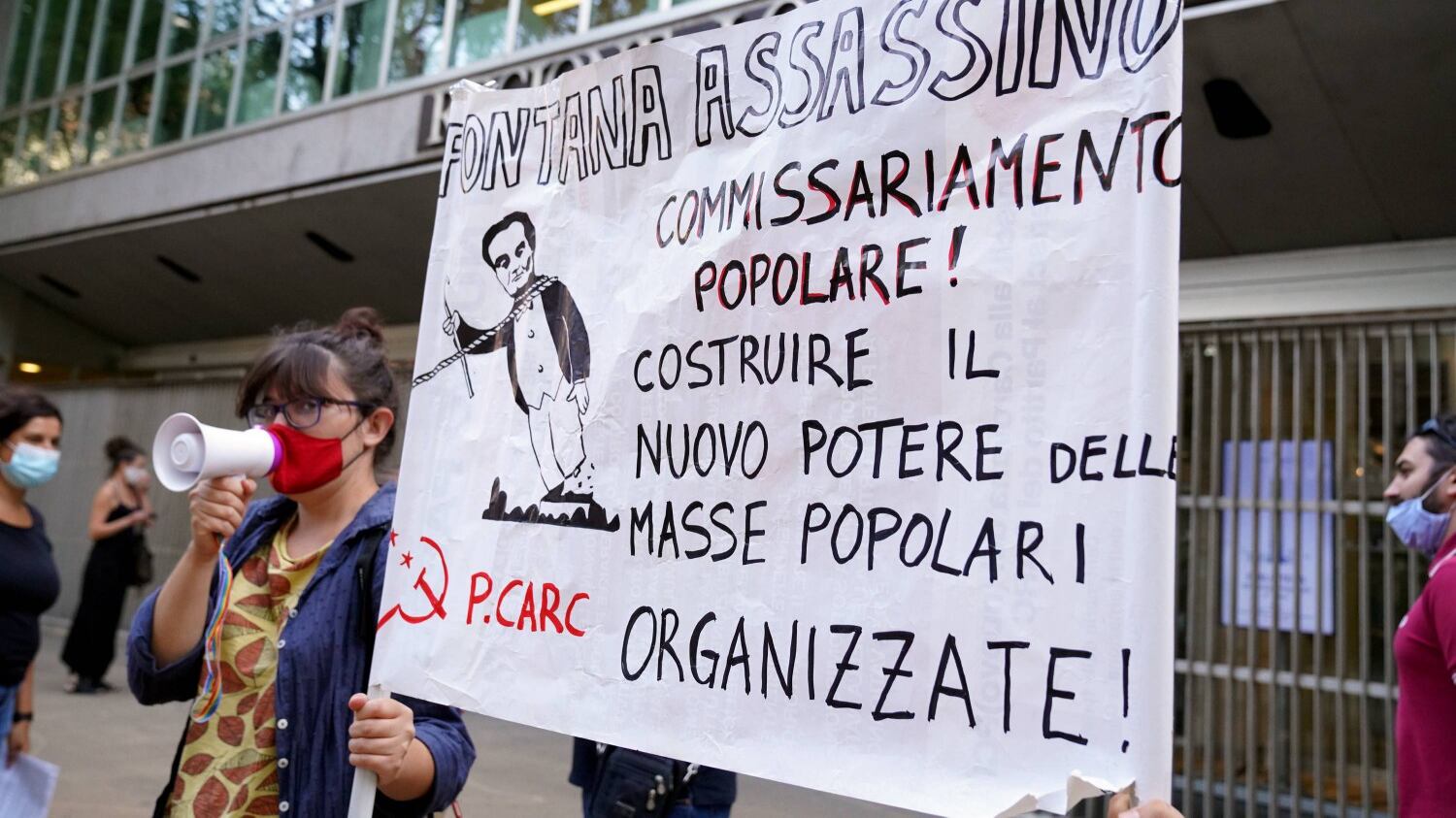 La protesta anti Fontana? Quattro gatti in piazza, la sfiducia è un flop