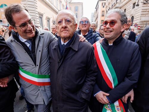 "Regione inadempiente": Fitto sbugiarda De Luca. La lettera che lo smaschera