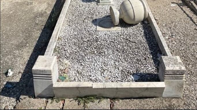 Vandalizzare le lapidi nel cimitero per gioco: la folle sfida dei giovanissimi