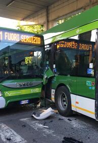 Milano, incidente tra bus Atm 10