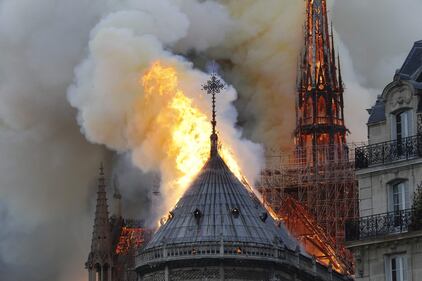 Parigi, la cattedrale di Notre Dame in fiamme 3