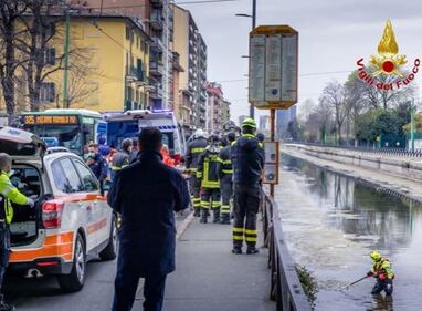 Milano, nordafricano scappa dalla polizia e si butta nel Naviglio in secca 2