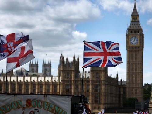 "Sì a quelle palestinesi, no a quelle inglesi". La guerra delle bandiere che infiamma il Regno Unito
