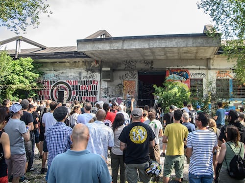 "È un attacco a una risorsa di Milano". Anche la Cgil allo sgombero (rinviato) del Leoncavallo