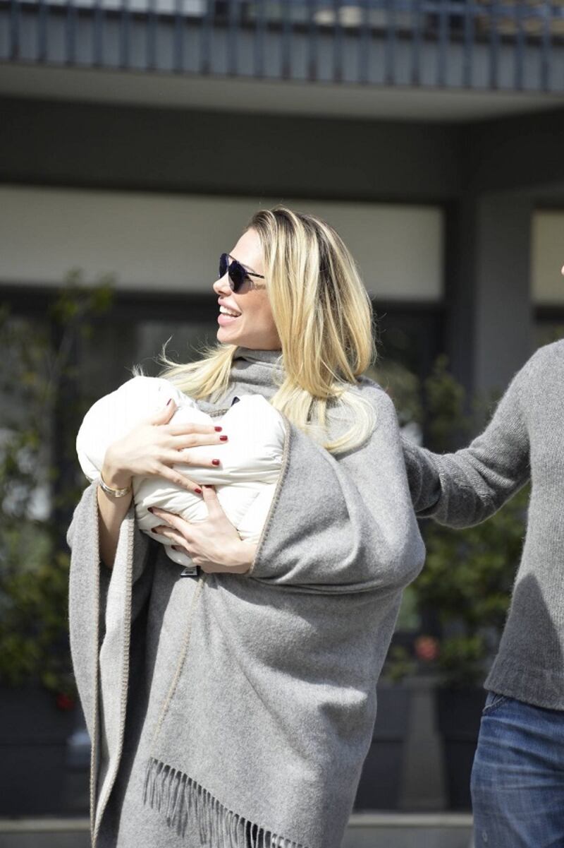 Francesco Totti e Ilary Blasi, primi scatti con la piccola Isabel: foto 7