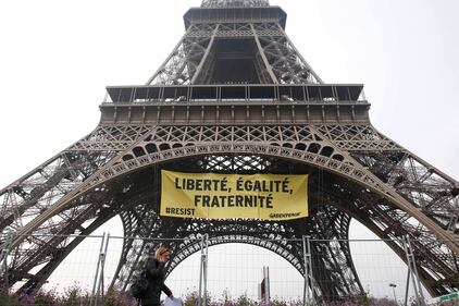 E anche Greenpeace attacca la Le Pen a Parigi 2