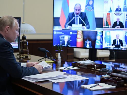 Scontro tra Usa e Russia sull'Ucraina nella Nato. "Sarà Kiev a scegliere"