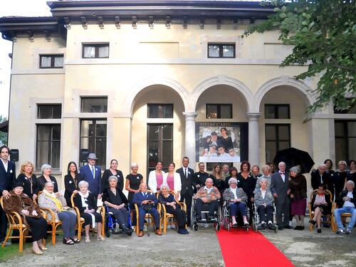 Gli anziani delle case famiglia reinterpretano la moda