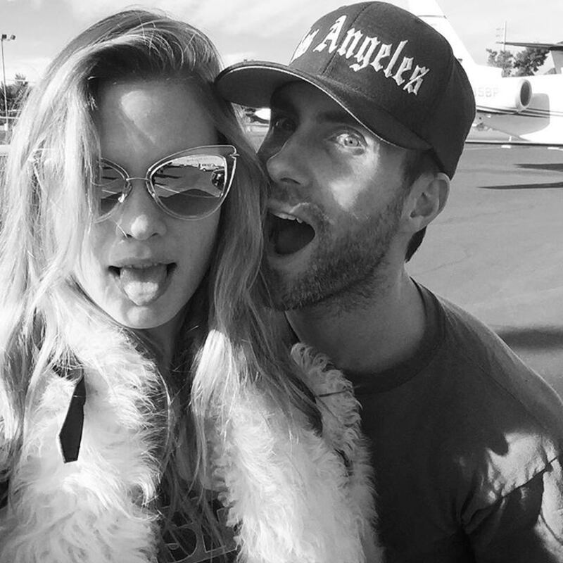 Behati Prinsloo e Adam Levine: la gravidanza social 3