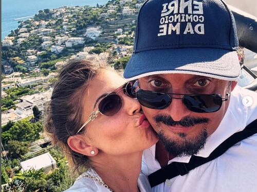 Così Enrico Brignano ha conosciuto Flora Canto: chi è l'ex tronista compagna del comico