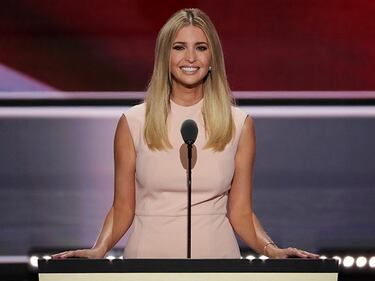 Ivanka Trump elegante in rosso: i bimbi giocano con la gonna 6