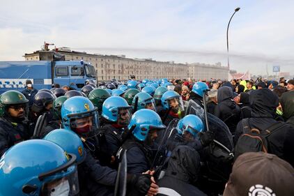Intervento polizia per sgomberare i manifestanti no pass