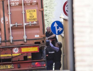 Il camion con le immagini osè imbarazza il Vaticano 5