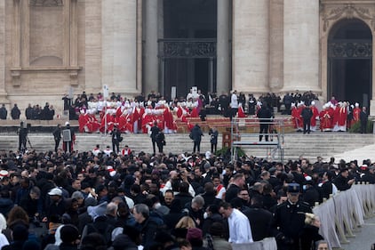 Folla di 100mila fedeli attesa per i funerali di Papa Benedetto XVI 10