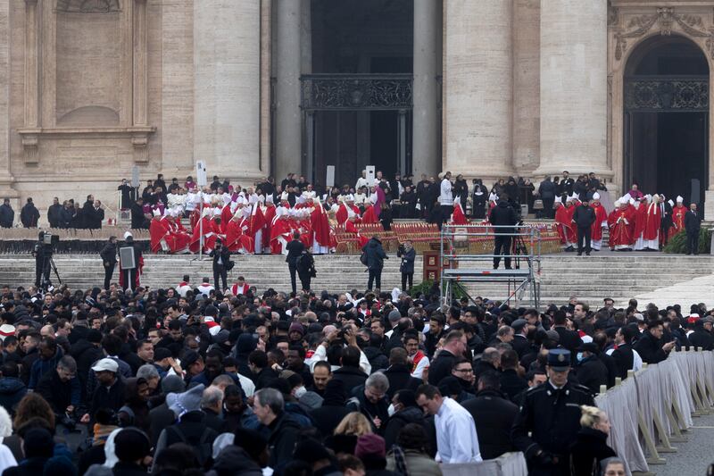 Folla di 100mila fedeli attesa per i funerali di Papa Benedetto XVI 10