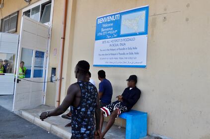 I migranti della Open Arms e della Gregoretti a Pozzallo 5
