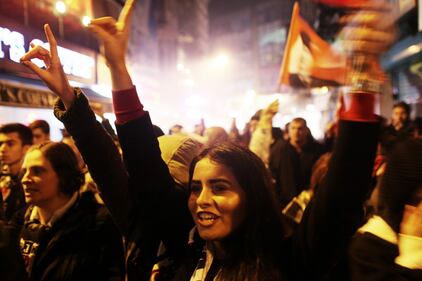 Istanbul, migliaia di tifosi in marcia contro il terrorismo 1