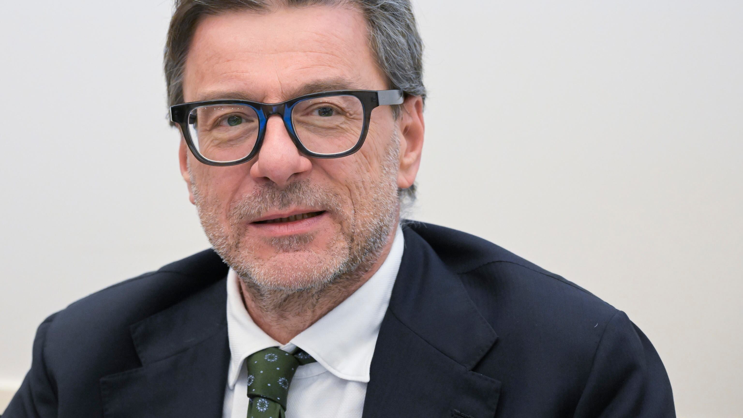 Manovra, Giorgetti alle banche: "Dovete contribuire anche voi". Obiettivo sgravi sulla casa al 50%