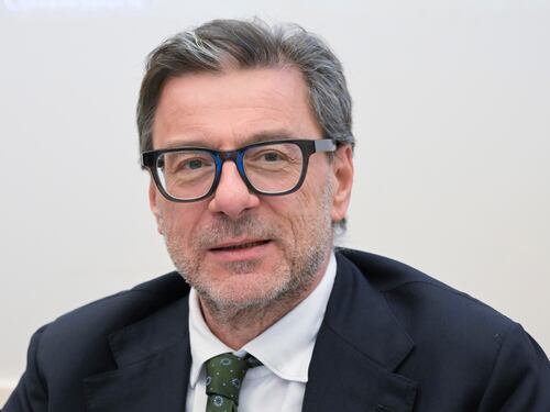 Manovra, Giorgetti alle banche: "Dovete contribuire anche voi". Obiettivo sgravi sulla casa al 50%