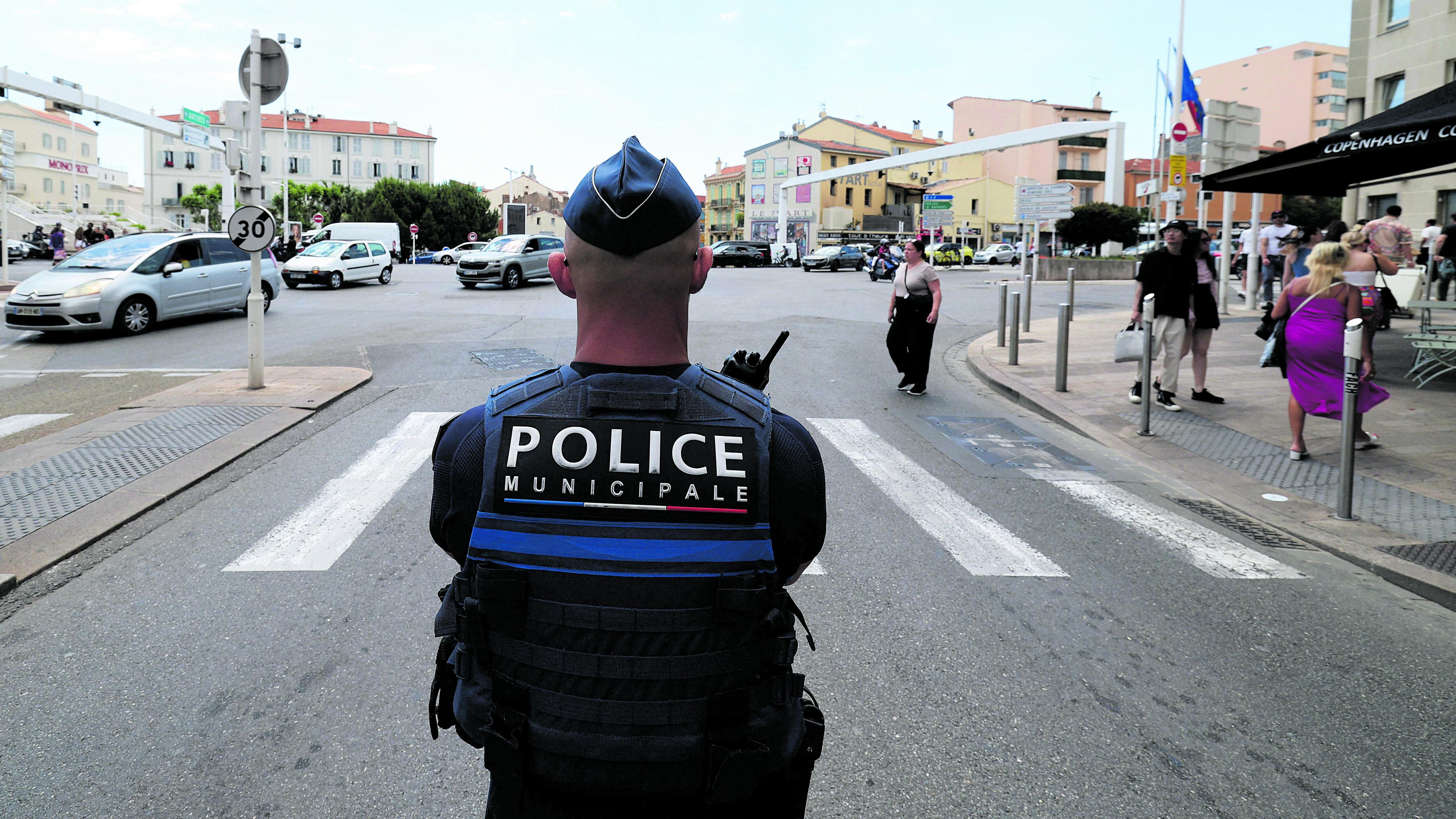 L'incendio e il pilone segato. "Blackout doloso a Cannes"