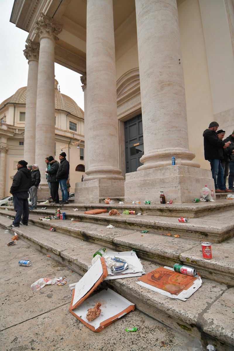 Roma, 400 ultras dell'Eintracht hanno invaso (e semidistrutto) la capitale 4